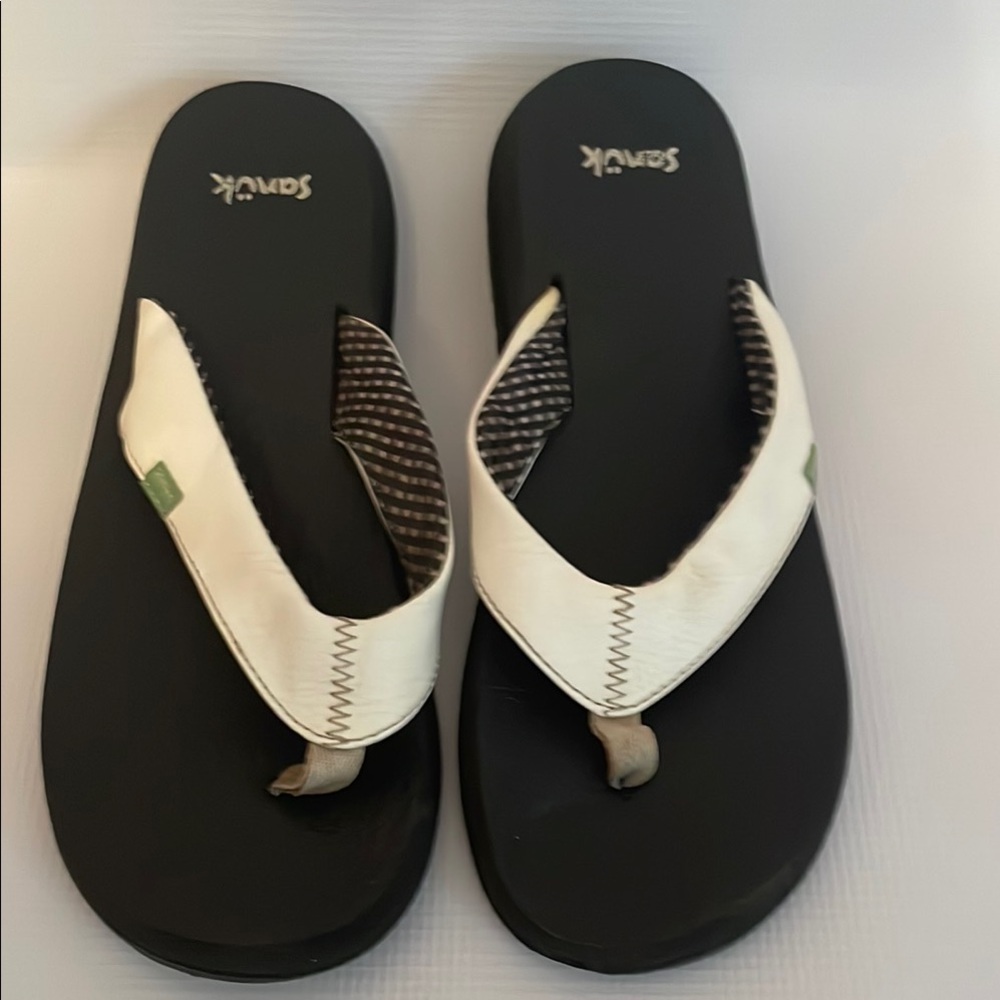 Sanuk Black and White Casual Flip Flops